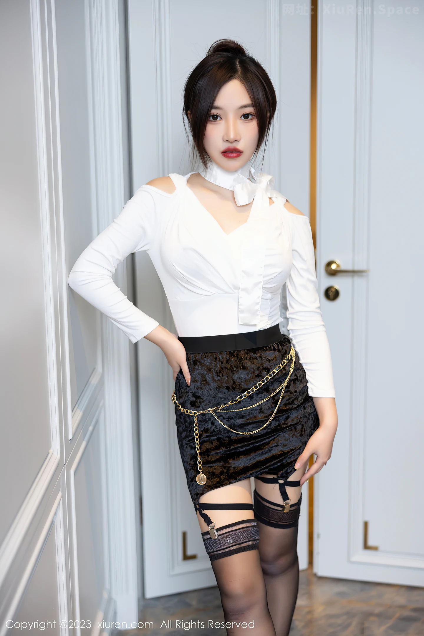 图片[2]-[XiuRen秀人网] 2023.03.08 VOL.6378 妙可可Cheese 白色礼服与黑色短裙加黑丝美腿性感私房写真集-秀人网官方网站